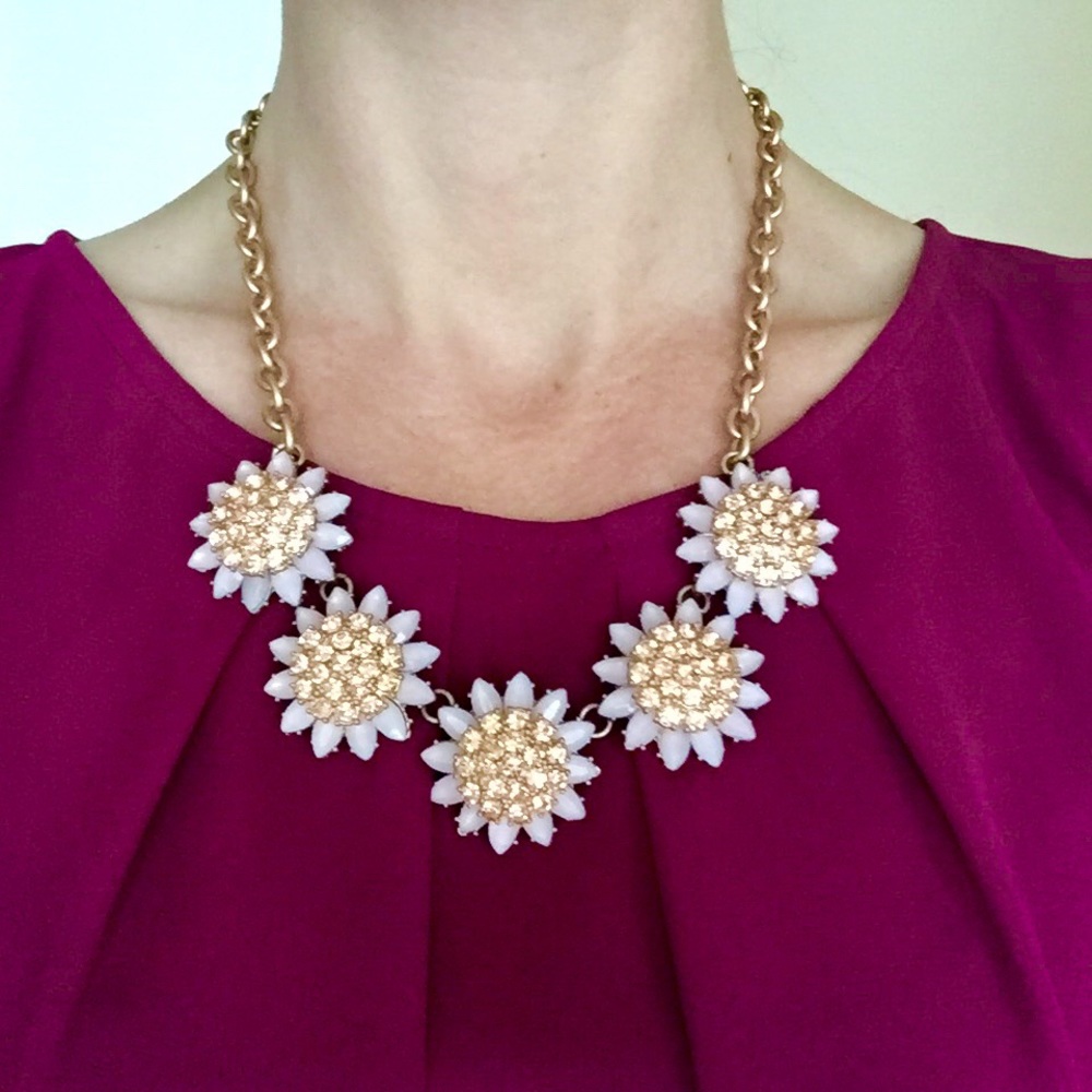 Super cute, light pink/purple fashion neck…